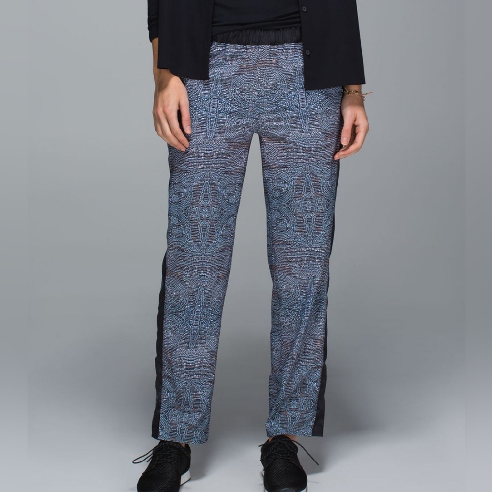 Lululemon Rise & Shine Trouser in Bead Envy Silver Spoon Multi / Black - Picture 2 of 13